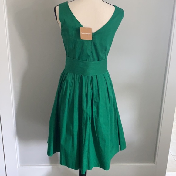 Gorgeous brand new emerald green dress - Picture 2 of 4